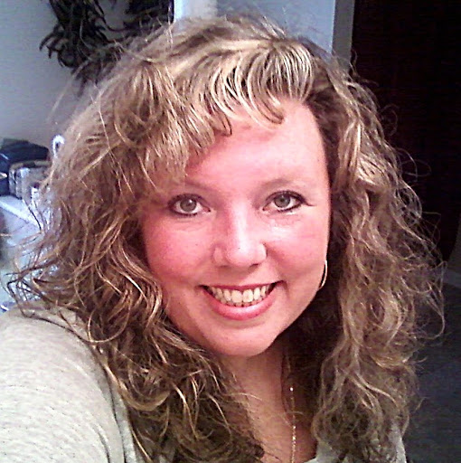 Lisa Hall Photo 15