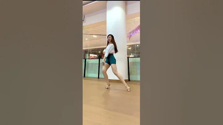 Michelle Woo Photo 32