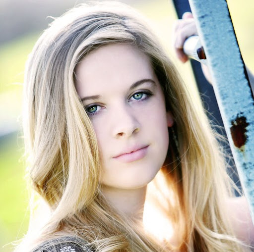Taylor Lynch Photo 13