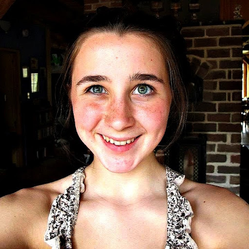 Claire Elliott Photo 17