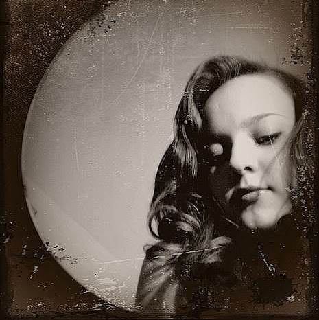 Anna Friesen Photo 14