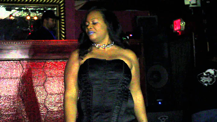 Toni Bowens Photo 8