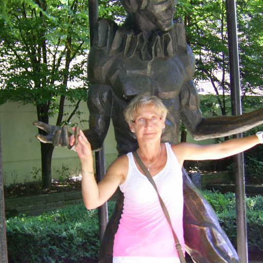 Christine Hempel Photo 5