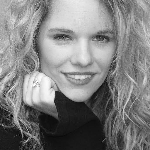 Elizabeth Peterson Photo 17
