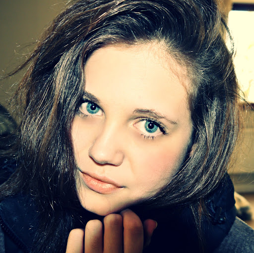 Lucy Fletcher Photo 15