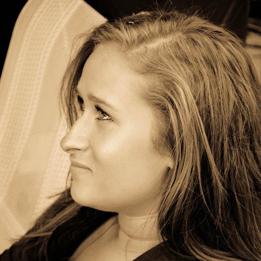 Elizabeth Hendricks Photo 9