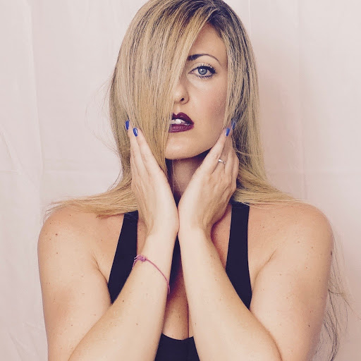 Renee Simmons Photo 13