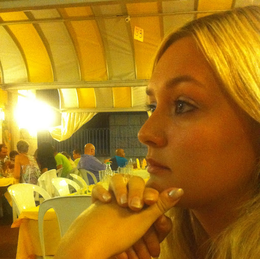 Emilie Hayes Photo 9