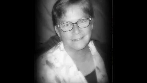 Melanie Bowles Photo 24