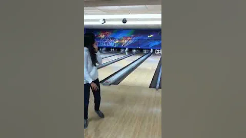 Lauren Bowling Photo 33