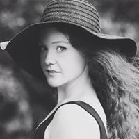 Laura Price Photo 4