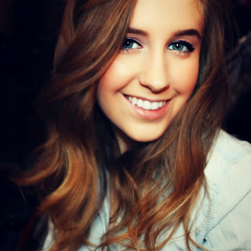 Julia Schroeder Photo 9