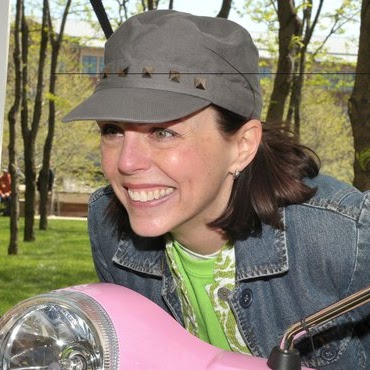 Amy Bond Photo 8
