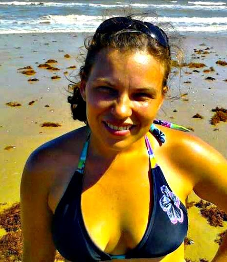 Julia Hand Photo 9